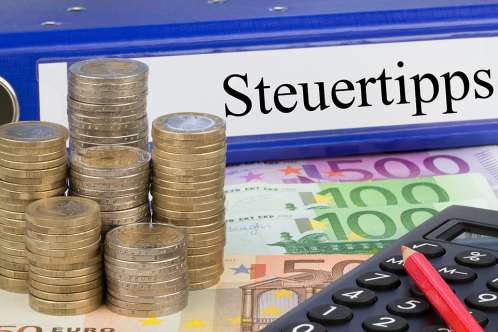 Foto: Münzen, Scheine und Taschenrechner