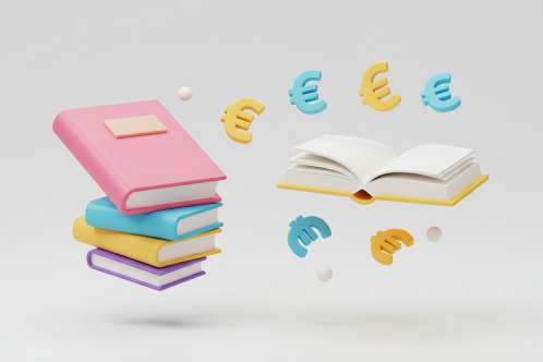 Foto: Stapel bunter Bücher und ein offenes Buch mit Euro-Symbolen, die auf einem weißen Hintergrund schweben