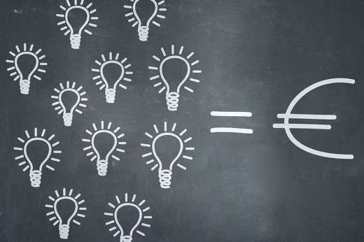 Foto: Kreide gezeichnete Glühbirnen und Eurosymbol