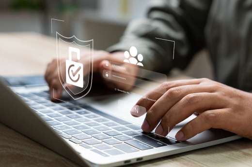 Foto: Mann tippt auf Laptop